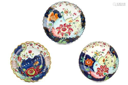 THREE CHINESE TOBACCO LEAF DISHES. Qing Dynasty, 18th Century. 15.5cm - 22.5cm diameter.  (3) 清十八世紀