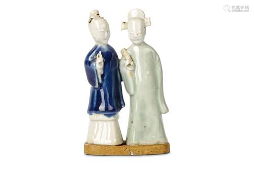 A CHINESE PORCELAIN ‘SCHOLAR AND LADY GROUP’. Qing Dynasty, Qianlong era. Standing and glazed in