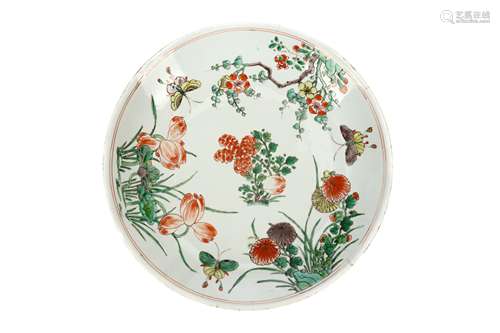 A FAMILLE VERTE CHARGER. Qing Dynasty, Kangxi era. Decorated with butterflies, flowering