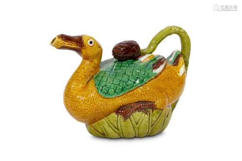 A CHINESE SANCAI-GLAZED ‘DUCK ON LOTUS LEAF’ EWER AND COVER. Qing Dynasty, 19th Century. The bird