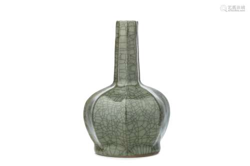 A CHINESE GE STYLE OCTAGONAL PEAR-SHAPED VASE. 19cm H. 仿哥窯八方瓶