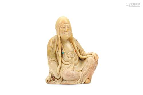 A CHINESE SMALL SOAPSTONE CARVING OF A LOHAN. 9cm H. 壽山石雕長眉羅漢坐像