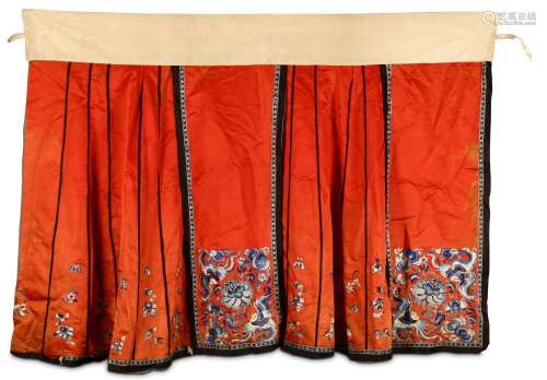 A CHINESE EMBROIDERED SKIRT. Late 19th / early 20th Century. 110cm wide, 94cm long. 十九世紀晚期 / 二十世紀早期