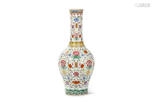 A CHINESE FAMILLE ROSE VASE. Six character Qianlong mark to base. 24cm H. 粉彩描金繪纏枝蓮紋瓶，「大清乾隆年製」款