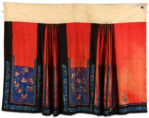 A CHINESE EMBROIDERED SKIRT. Late 19th / early 20th Century. 106cm wide, 90cm long. 十九世紀晚期 / 二十世紀早期