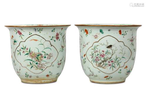 A PAIR OF CHINESE FAMILLE ROSE JARDINIERES. Qing Dynasty. With tall rounded sides and an everted