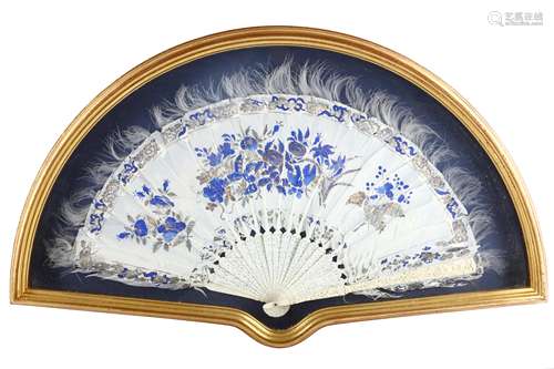 A CHINESE PAINTED FEATHER FAN WITH IVORY LEAVES. 19th Century. Painted in blue and gilt with sprays