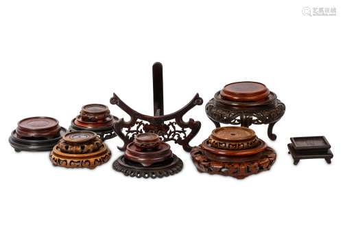 A COLLECTION OF CHINESE WOOD STANDS. 7-22cm. (16) 木雕底座一組