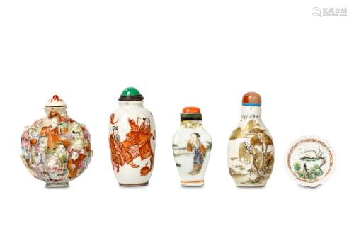 FOUR CHINESE FAMILLE ROSE SNUFF BOTTLES AND A SAUCER. 19th / 20th Century. 4-8cm H. (9) 十九 / 二十世紀