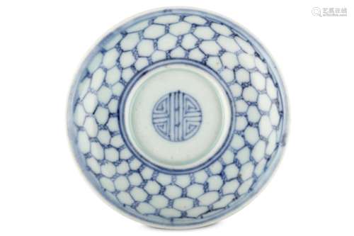 A BLUE AND WHITE SAUCER. Korea, 18th century. 11cm diameter. 朝鮮王朝十八世紀   青花碟