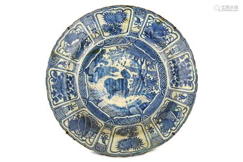 A LARGE CHINESE BLUE AND WHITE 'KRAAK PORSELEIN' DISH. Ming Dynasty, Wanli era. Decorated with a