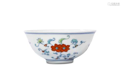 A CHINESE DOUCAI BOWL. Qing dynasty, Guangxu era. Decorated to the exterior with floral sprays, six