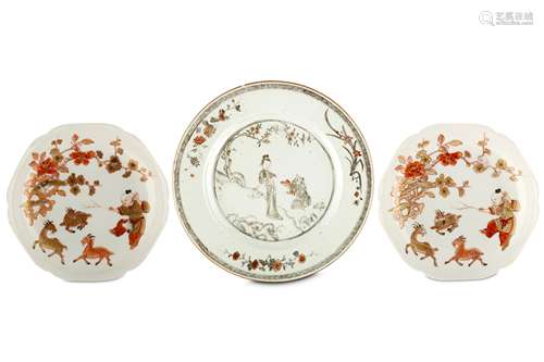 A PAIR OF CHINESE IMARI-STYLE BOY AND DEER SAUCERS, AND A GRISAILLE AND GILT DECORATED DISH. Qing