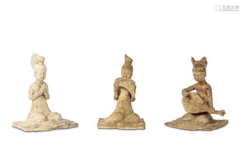 THREE CHINESE  TANG-STYLE MUSICIAN FIGURES. 16cm H. (3) 仿唐代陶俑樂女三尊