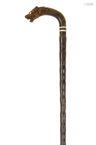 A SECTIONAL RHINOCEROS HORN WALKING CANE. Circa 1920. With dragon head handle, 92cm long. 約一九二零年