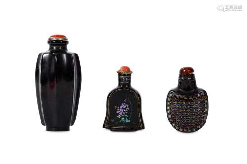 TWO CHINESE LAC BURGAUTE SNUFF BOTTLES AND A JET BOTTLE. 19th / 20th Century. 5.5/9cm H. (6) 十九 /