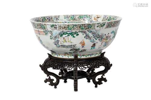 A LARGE CHINESE FAMILLE ROSE PUNCH BOWL Qing Dynasty, early 19th Century. Finely enamelled to the