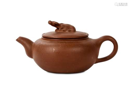 A CHINESE YIXING STONEWARE TEAPOT AND COVER. The cover modelled with a buffalo finial, 9cm H. (2)