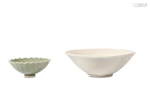 A CHINESE WHITE GLAZED BOWL TOGETHER WITH A FOLIATE RIM CELADON BOWL. 19cm diameter, 11.5cm