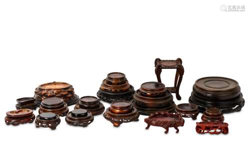 A COLLECTION OF CHINESE WOOD STANDS. 2-6.5cm. (27) 木雕底座一組