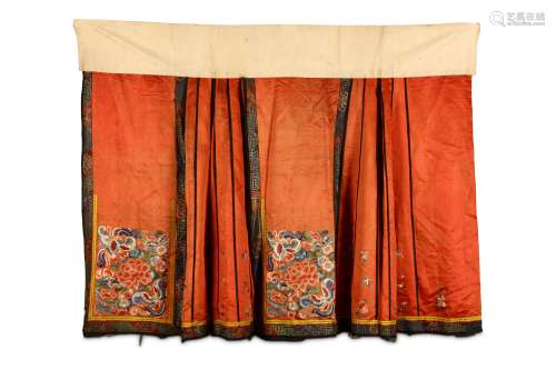 A CHINESE EMBROIDERED SKIRT. Late 19th / early 20th Century. 90cm wide, 78cm long. 十九世紀晚期 / 二十世紀早期