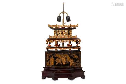 A CHINESE GILT-DECORATED BLACK LACQUERED WOODEN STAND. Late Qing Dynasty. The carved and pierced