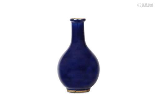A CHINESE MONOCHROME BLUE VASE PEAR-SHAPED VASE. Qing Dynasty. The compressed spherical body