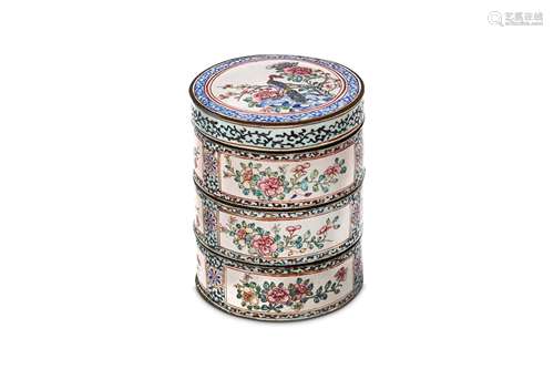 A CHINESE THREE-TIERED CANTON CIRCULAR BOX WITH COVER. Qing Dynasty, 18th Century. The sides set