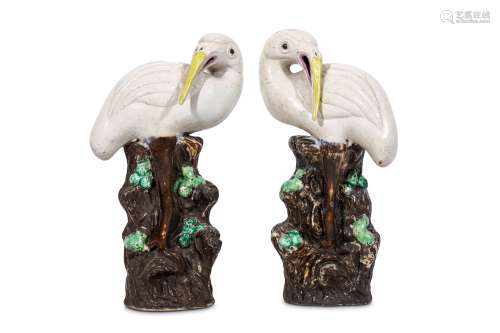 A PAIR CHINESE EXPORT CRANES. Qing Dynasty, 19th Century. Standing in mirror image with the head