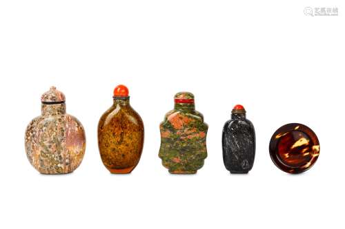 FOUR CHINESE HARD STONE SNUFF BOTTLES AND A TORTOISESHELL SAUCER. 19th / 20th Century. 5.5-7cm H. (