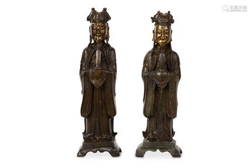 A PAIR OF CHINESE PARCEL-GILT BRONZE FIGURES OF OFFICIALS. Ming Dynasty. Each figure standing in