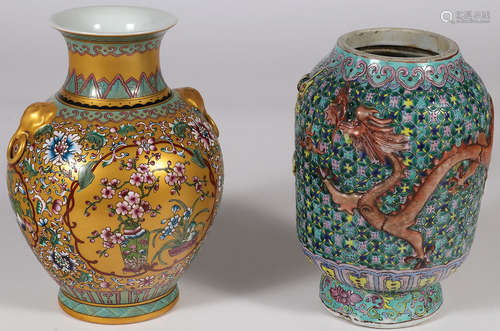 A FINE PAIR OF CHINESE PORCELAIN VASES