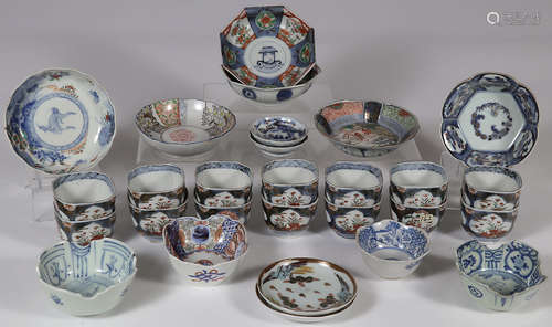 27 PIECES OF JAPANESE IMARI PORCELAIN, EDO-MEIJI