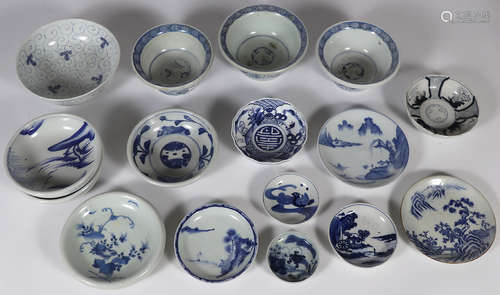 17 PIECES OF JAPANESE IMARI PORCELAIN, EDO-MEIJI