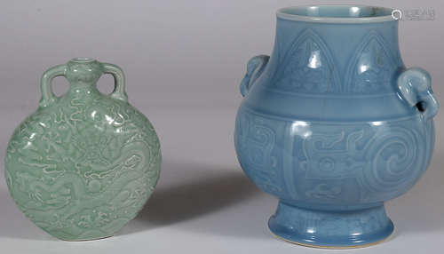 A PAIR OF CHINESE PORCELAIN VESSELS