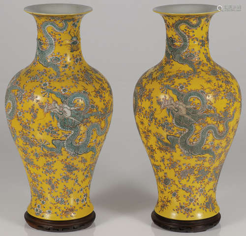 A PAIR OF FINE CHINESE PORCELAIN DRAGON VASES