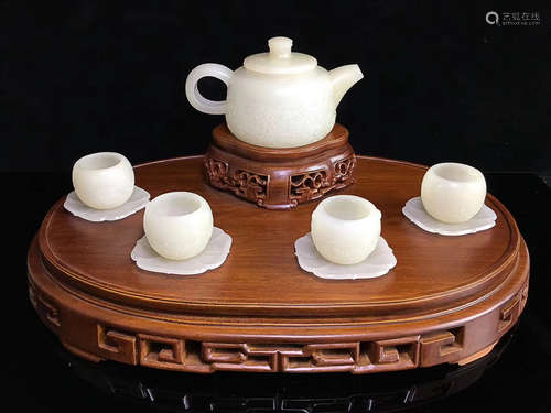 A SET OF TEAPOT&CUP DESIGN HETIAN JADE ORNAMENTS