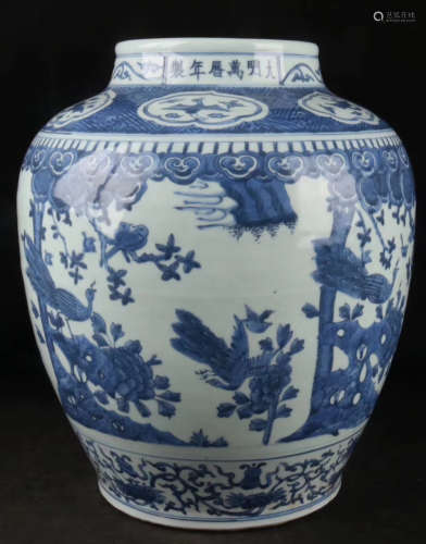 A BLUE&WHITE FLORAL AND BIRD PATTERN JAR