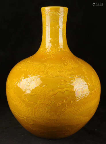 A DRAGON PATTERN YELLOW GLAZED GLOBULAR VASE