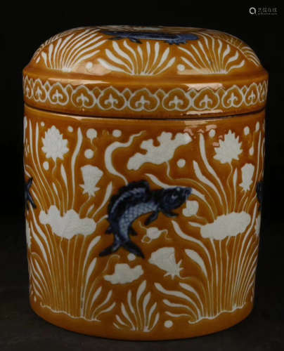 A BLUE&WHITE FISH AND ALGAE PATTERN YELLOW GLAZED TEA JAR