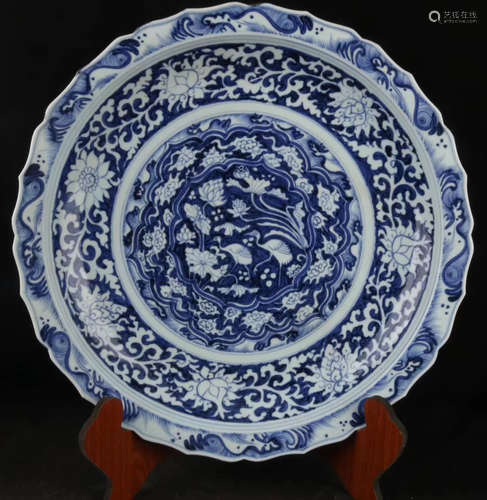 A BLUE&WHITE CRANE PATTERN SUNFLOWER DESIGN PLATE