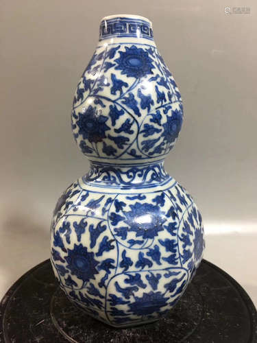 A BLUE&WHITE FLOWER PATTERN GOURD DESIGN BOTTLE