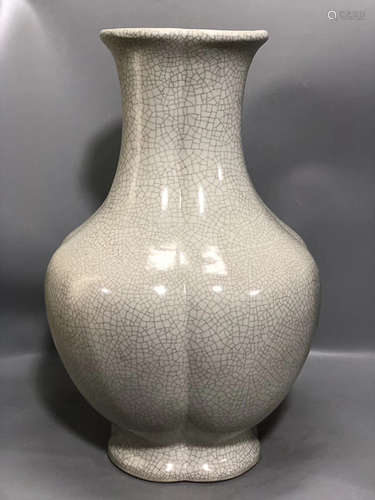 A FLORAL DESIGN IMITATED GE KILN GLAZED VASE