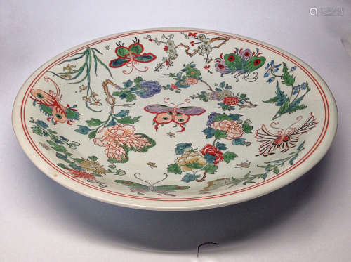 A FLORAL&BUTTERFLY PATTERN FAMILLE ROSE PLATE