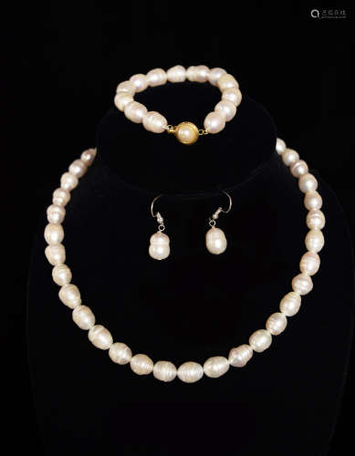 A White Cultured Spiral Shaped Pearl Jewelry Set (3 pcs)