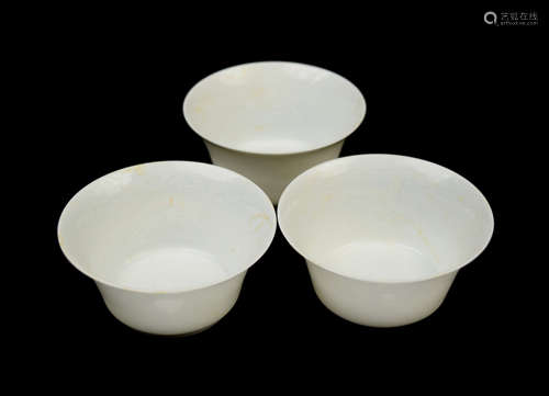 [Chinese] A Set of Three Egg Shell White Porcelain Tea Cups with Dragon Pattern