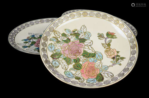 A Set of Three Chinese Exporting Porcelain Decorative Plate with Gold Outlined Roses