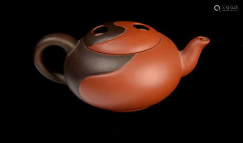 [Chinese] A Yixing Clay Tai-Chi Yin-Yang Fish Teapot