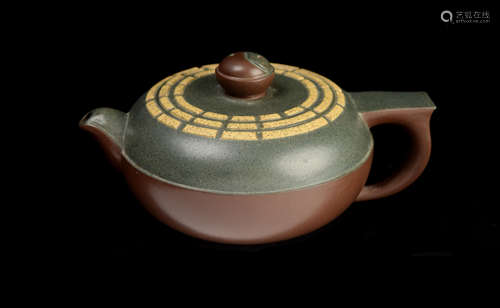 [Chinese] A Yixing Clay Tai-Chi Pattern Teapot