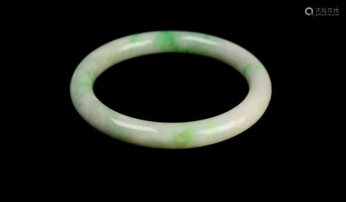 [Chinese] A Jadeite Hand Holding Ring